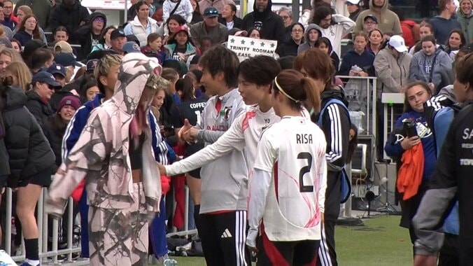 「女性ラッパー」かと思ったら「なでしこのレディー・ガガ」だった！遠藤純の“奇抜観戦コーデ”に「なんて斬新」「らしいファッション」 4枚目