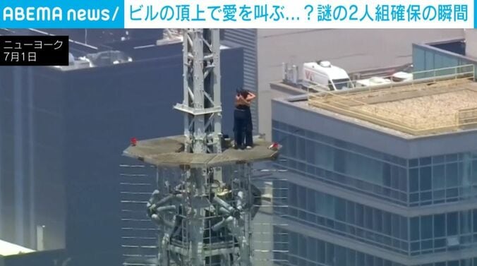 ハグする2人