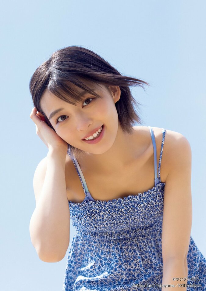 新人女優・岡田絆奈、初グラビアでヘルシーBODYを披露 『ヤンマガ』巻中に登場 2枚目
