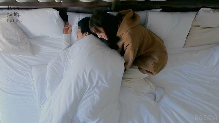 貴島明日香、起きない夫のベッドに潜りこみ…かわいすぎる起こし方に夫もデレデレ『私たち結婚しました4』最終回