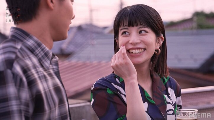野村周平「これから夫婦だからね」新居の屋上で妻・さとうほなみとお酒タイム、縮まる距離『私たち結婚しました』第1話 4枚目