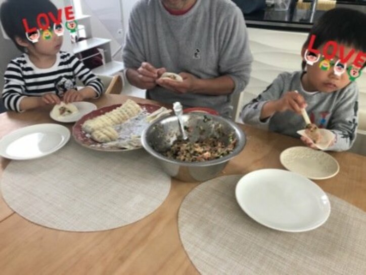 大渕愛子弁護士、“料理男子3人”が餃子作り「頼もしいです」