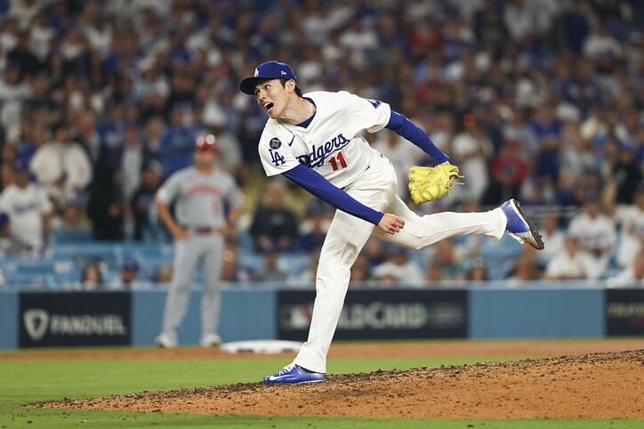 【写真・画像】何が起きた…？ 大谷翔平、ヒット直後に“まさかの行動”「鳥肌立った」 ベンチに向けたリアクションが話題に「痺れるな…」「ガチモードやん」　1枚目