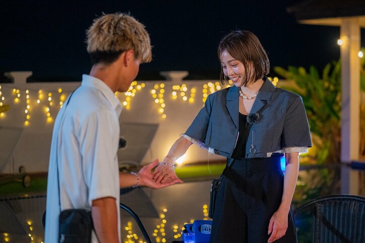 美人すぎるピラティス講師を夜のプールでギュッとハグ イケメンボクサーの勝負デート