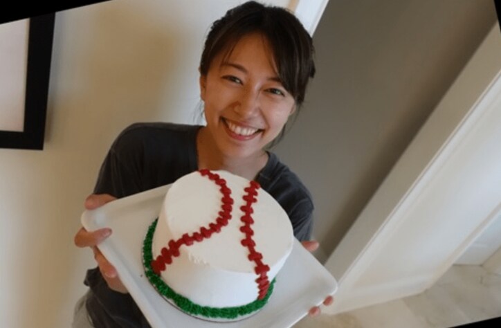 里田まい 33歳の誕生日ケーキは野球ボールデザイン 話題 Abema Times