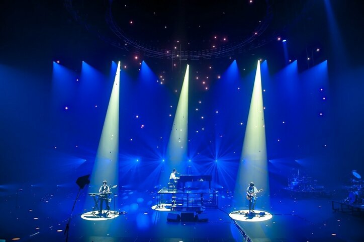 RADWIMPS、“強い没入感を与えるステージ”は配信でも健在 2日間の15周年ライブでファンに一体感「いつかここのチャットにいるみんなでLIVEに行って大声を」の声も