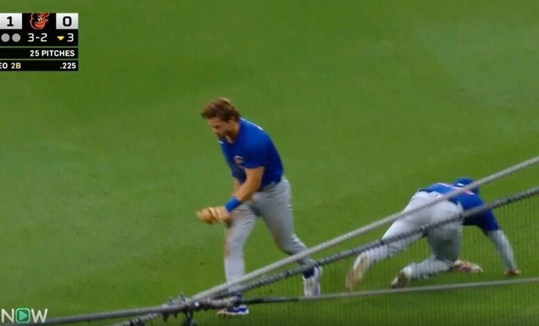 捕球をめぐり炎上… 鈴木誠也とチームメイトが激しく衝突　ネット上で物議を醸した“問題シーン”「キレてる？」「守備範囲だった」