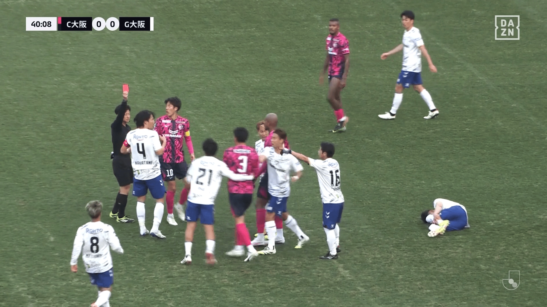 田中には即座にレッドカードが提示された