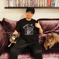 EXILE MAKIDAI、愛犬とくつろぐ“おうち時間”オフショットに反響「かわいすぎる」