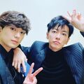 新田真剣佑＆佐藤健の『るろ剣』コンビ、仲睦まじげな2ショットを公開 「顔面国宝級」「最強」とファン絶賛
