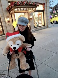 川崎希&アレク、家族でTDSのクリスマスを満喫「全種類欲しくなっちゃう」