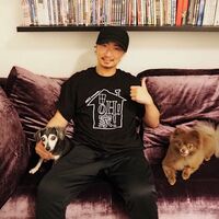 EXILE MAKIDAI、愛犬とくつろぐ“おうち時間”オフショットに反響「かわいすぎる」