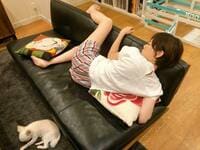 和田唱、妻・上野樹里の寝相を公開「ソファーですごい体勢をキープ」