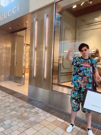 川崎希、D&Gで抱っこ紐を購入 ハワイのGUCCIでも買い物する夫「使い