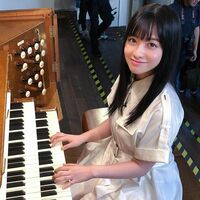 橋本環奈、オルガンの前に座った笑顔ショットに反響続々「天使すぎる」「好きだかんなー！！！」