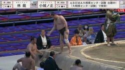 究極の受け身が完成か？土俵から落ちる力士、世にもきれいな後方1回転で何事もなさそうに復帰