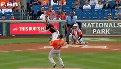 あわや大事故！菅野智之、衝撃の“超ファインプレー”「神反応」「ヤバすぎる」 痛烈ピッチャー返しに“瞬時の打球反応”→好フィールディングに球場騒然