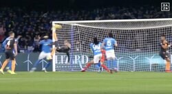 「キャプテン翼だ」「ブラボー」超絶的なバイシクル弾が話題沸騰！ バルサ出身FWがファーストタッチで決めたゴラッソに相手ファンは「またやられた」とガッカリ…