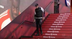 ブチギレて壁を蹴りあげて骨折！ 足を引きずりながら入場する衝撃シーン　試合前のミーティングで感情的になったバイエルン監督が熱すぎる