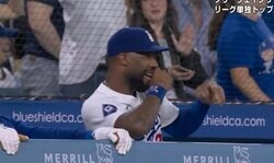 一体、何が起きた！？ 大谷翔平、特大アーチ後にハプニング発生… 喜びすぎた同僚の様子がおかしくなる「笑いすぎだろ」「こいつマジでヤバいwみたいな」