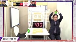 深浦康市九段、お茶目な「脳天ペットボトル打ち」に視聴者もびっくり「何かの儀式？」「また師匠が奇行に」／将棋・ABEMA師弟トーナメント