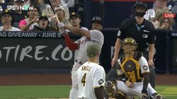 吉田正尚の前を打つ主砲ディバース、“確信止まり”が長すぎる豪快アーチ！ 1歩も動かず打球見つめる完璧弾に「えぐすぎわろた」「音が」「やばwwwww」