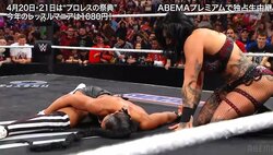 特別女子レフェリー、衝撃の“開脚”スタイルで半失神 前代未聞の“逆ギレ”被害に「やっちゃいけない攻撃」放送席ドン引き