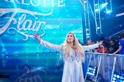 大一番を控える“美魔女レスラー”シャーロット・フレアー、さらに進化したバッキバキの腹筋をアピール「完璧なジムっ子ボディ」