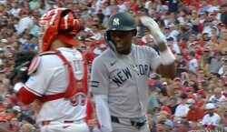 何が起きた…？ ブチギレ退場騒動後に“因縁の相手”に話しかける「怖すぎる」「どんな表情」 ヤ軍の問題児の“予想外の行動”が話題に