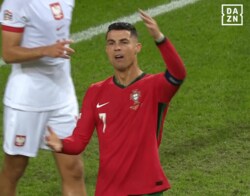 一体なにが…C・ロナウドが激昂！ 主審の目の前で「ふざけんな」ポーズ→イエローカードでも怒りが収まらなかった一部始終「落ち着けってw」