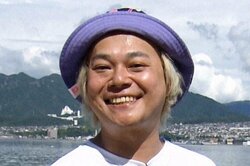 中⼭功太、真っ⾚な着物のド派⼿なカープファンと“相席登⼭”に臨むも…突然姿を消し千鳥騒然