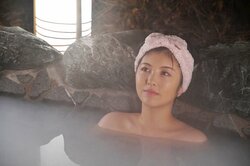 浜辺美波が露天風呂でドキドキ名推理!? ドラマ『アリバイ崩し承ります』