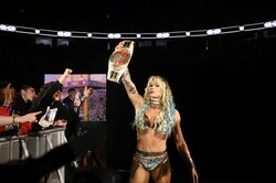 どうなってるの？ “元体操”女子レスラーの斬新すぎる「180度開脚落とし」に観客騒然…アクロバティック技の応酬で“神試合”に