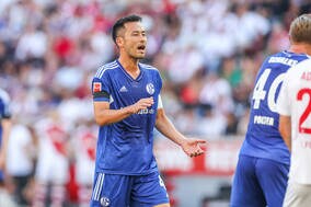 フラフープの中でフリーズ！ 吉田麻也が「高度なステップワーク練習」中に見せた「カメラ目線ポージング」に「ジワる」の声!  日本代表キャプテンが「サービス精神旺盛」「かわいい」と話題