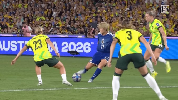 まさかのタイミングで右足を振り抜く浜野まいか