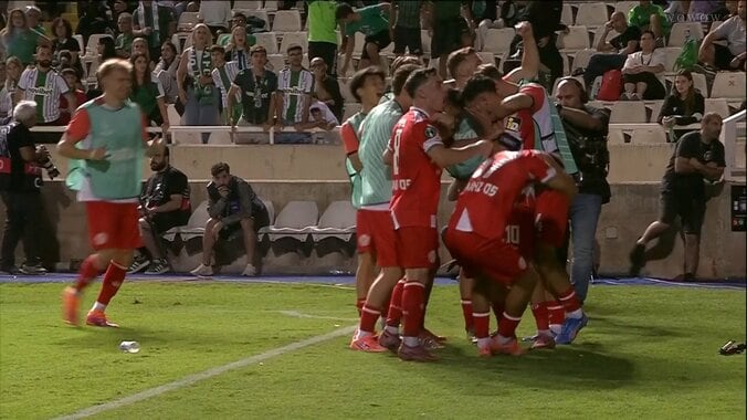 「流石にやりすぎ」サポーターがゴールを喜ぶ相手選手らを襲撃「選手に当たってるやん」佐野海舟の出場試合でペットボトルを投げつける愚行発生！一時中断の事態に 3枚目