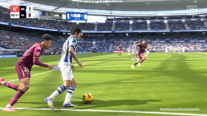 「おいPKやろ！」久保建英が“疑惑の判定”被害→ファン激怒「パンツめっちゃ引っ張ってるじゃん」「タケへのファウル取ってくれない…」VARもなしでスタジアム騒然 3枚目