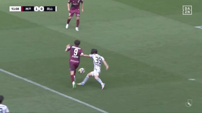 なんだ今の？神戸FWの“神アシスト”に脚光「見事な落とし」「オシャレ過ぎ」鋭い裏抜けからの“ジャンピングヒール”でゴール演出の瞬間 4枚目