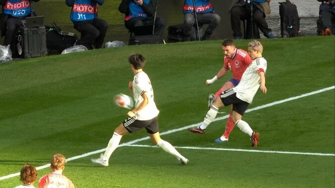 「どんな反射神経しとんねん」鈴木彩艶、値千金の“神セーブ”に衝撃！「凄すぎてドン引き」超至近距離弾を左手ストップ 5枚目