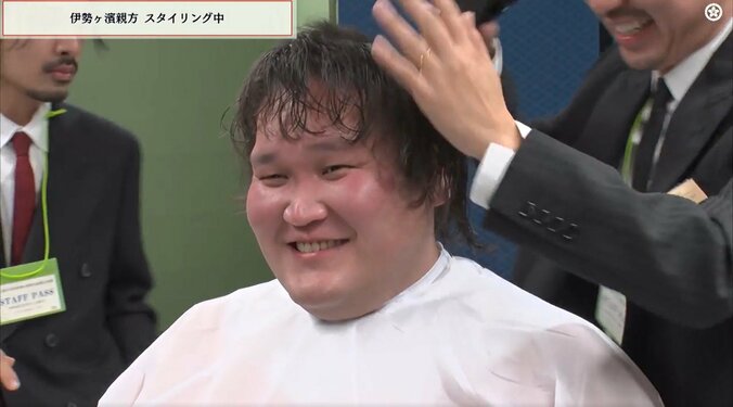 「え！かわいいw」断髪式直後の伊勢ヶ濱親方、スタイリング中の貴重映像にファン悶絶 「テムジンやんw」息子そっくりの声も 2枚目