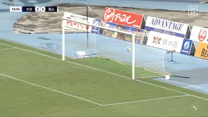 「誤審じゃない？」J2リーグでオフサイドを巡る判定に物議「笑ってしまうくらい飛び出してるよな」「正確にはわからんのだよ」ファンからはVARを求める声 4枚目
