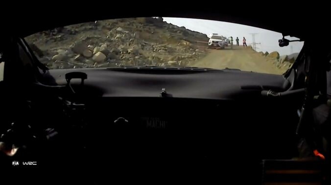 世界ラリー「同じ場所、同じ瞬間に」2車連続“迷子になる”まさかの珍プレー「これはわかりづらい」ファンも同情 3枚目