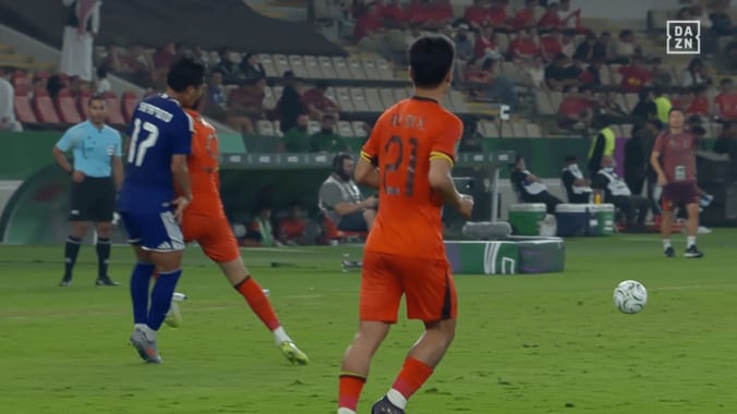 「レッドカードだろ！」中国代表FW、日本代表MFに“アフター体当たり”「主審に文句を言うの終わってる…」「出たよカンフー」ファン激怒【U23アジアカップ】 4枚目