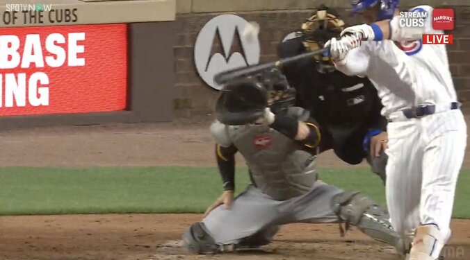 打球を捉える鈴木誠也