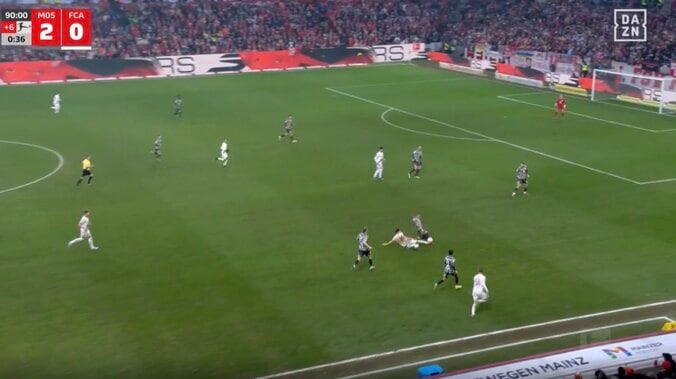 「エグすぎん？」鉄人・佐野海舟、“爆速タックル”→立ち上がって“速攻プレス”「どこにでもいるやん」試合終了間際でも驚異の運動量 2枚目