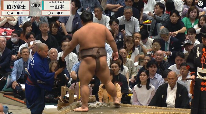 オレンジの女性の後ろに立浪部屋の女将である舞美さん
