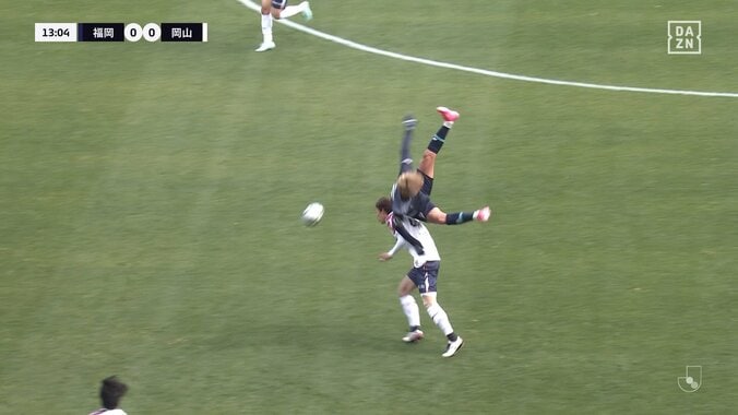 「垂直落下したんだが」福岡FW、圧巻の跳躍で190cm選手を乗り越え回転落下「頭から落ちたような」後頭部強打にファン悲鳴 5枚目