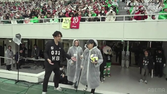 「流石過ぎる」82歳レジェンド芸人、元日本代表MFの引退試合で「ヘッキシ！」まさかのくしゃみ芸にサッカーファン歓喜「スタジアムで“加トちゃんペ”コールするなんて」 3枚目