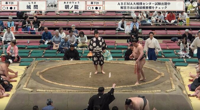 「どうした?」取組後、力士に“異変” 四つん這いで苦悶「膝打ったか」「たてないか」救命士も駆け寄り館内一時騒然の光景 2枚目