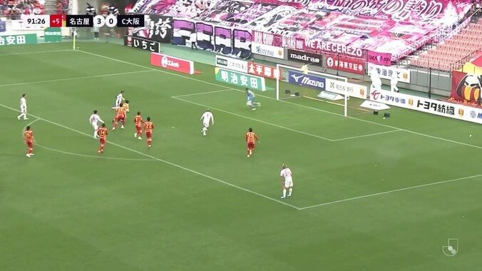 香川真司、「ドエロいパス」で決定機演出「完全にヤラレタ」シュートに見せかけて相手の裏をかく圧巻のラストパス！ 5枚目
